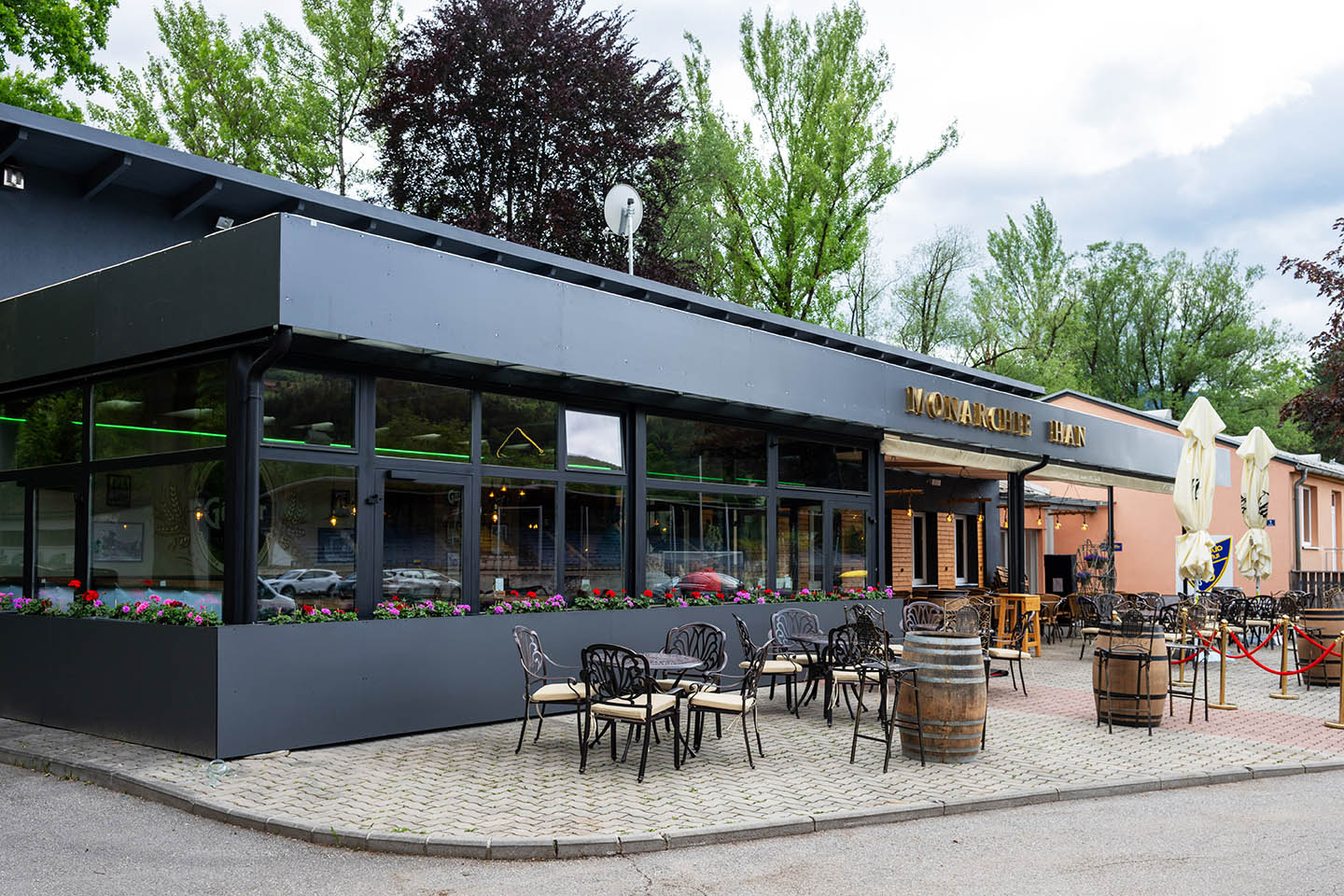 Restaurant von außen mit Gastgarten